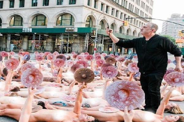 Twitter/@SpencerTunick