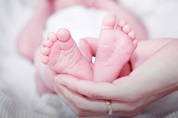 Man goes to bury daughter finds another alive Man goes to bury daughter finds another alive