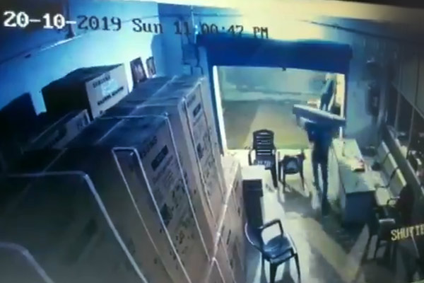 He escaped from the warehouse with 300 TVs in the company's vehicle. He escaped from the warehouse with 300 TVs in the company's vehicle.