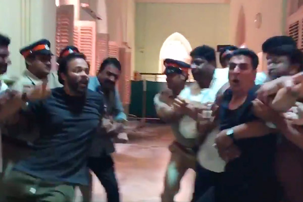 Akshay Kumar has shared a video in which he does fake shooting with Rohit Shetty Akshay Kumar has shared a video in which he does fake shooting with Rohit Shetty