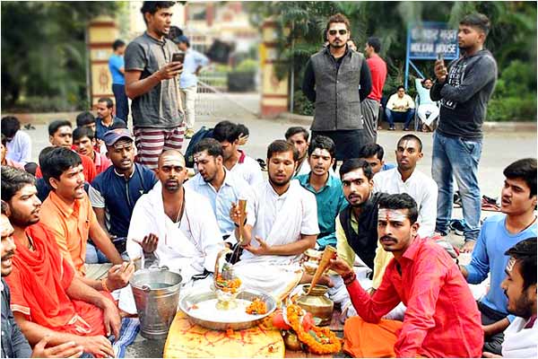 students sit on protest for 2 weeks over Muslim as Sanskrit professor students sit on protest for 2 weeks over Muslim as Sanskrit professor