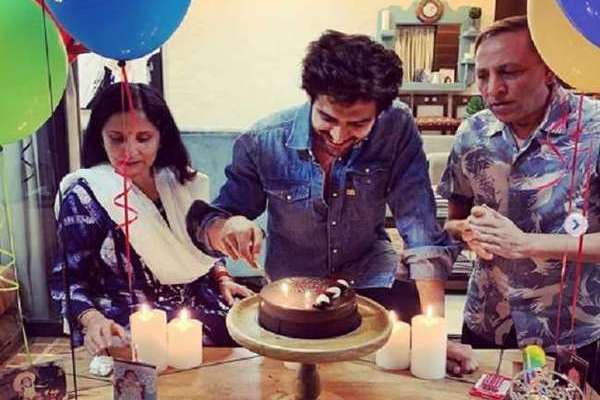 Karthik celebrated his birthday with his family, Sarah disappeared Karthik celebrated his birthday with his family, Sarah disappeared