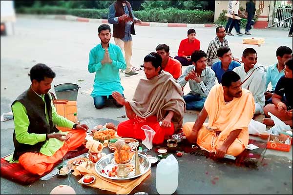 Striking continues on 16th day in BHU, administration claims failed Striking continues on 16th day in BHU, administration claims failed