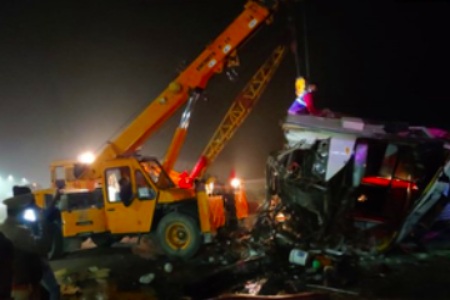 Painful road accident on Agra-Lucknow Expressway Painful road accident on Agra-Lucknow Expressway