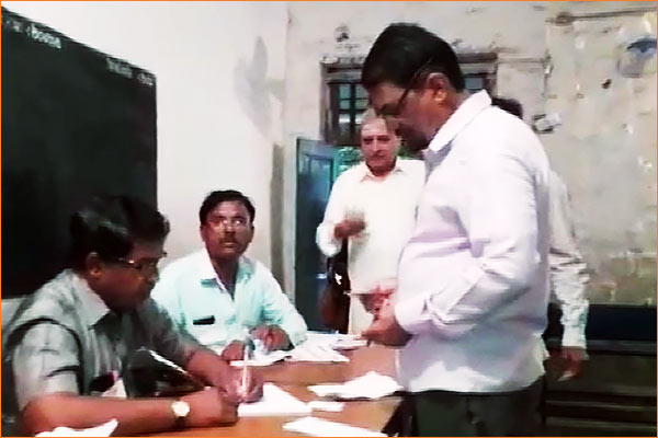 Voting begins in 15 assembly seats, BJP needs 6 seats to remain in power Voting begins in 15 assembly seats, BJP needs 6 seats to remain in power