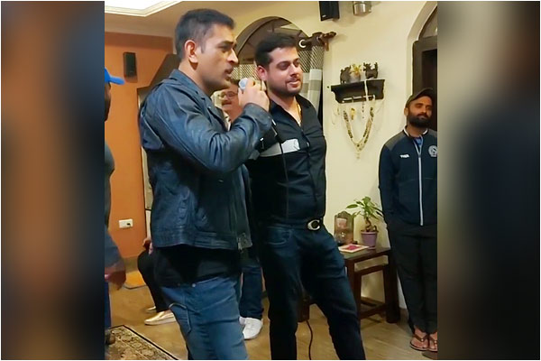 Dhoni sang when things go wrong, video viral Dhoni sang when things go wrong, video viral