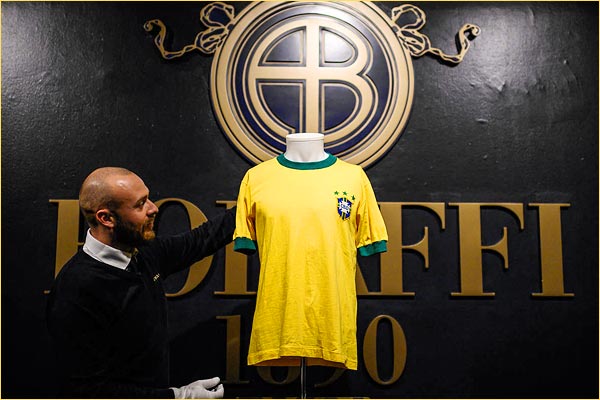 Brazilian footballer Pelé's jersey sold for Rs 23.5 lakhs Brazilian footballer Pelé's jersey sold for Rs 23.5 lakhs