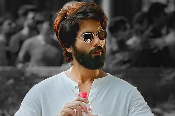 Shahid angry at not getting award, left event in the middle Shahid angry at not getting award, left event in the middle