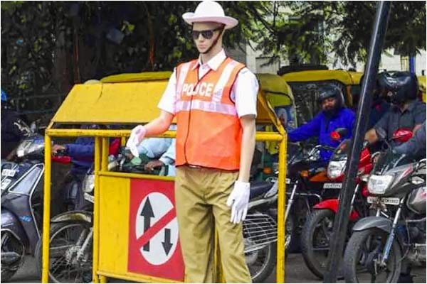 Bengaluru traffic police installs life-Size Mannequins Bengaluru traffic police installs life-Size Mannequins