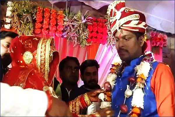UP Bride And Groom Exchange Garlands Of Onion UP Bride And Groom Exchange Garlands Of Onion