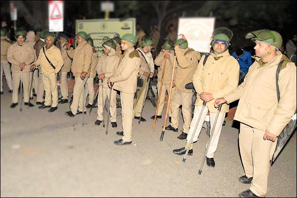 No arrests, no concrete action even after 40 hours in JNU violence No arrests, no concrete action even after 40 hours in JNU violence