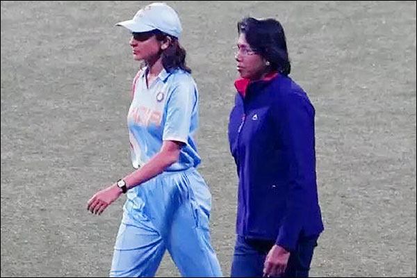 Anushka Sharma shoots with cricketer Jhulan Goswami Anushka Sharma shoots with cricketer Jhulan Goswami