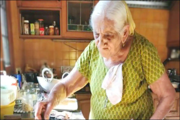 94 year old Harbhajan Kaur is fulfilling her dream of earning money by making sweets 94 year old Harbhajan Kaur is fulfilling her dream of earning money by making sweets