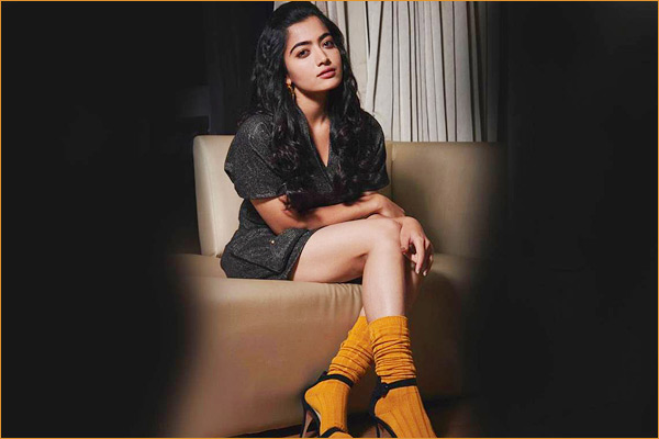 Kannada actress Rashmika Mandanna residence in Virajpet raided by I Kannada actress Rashmika Mandanna residence in Virajpet raided by I