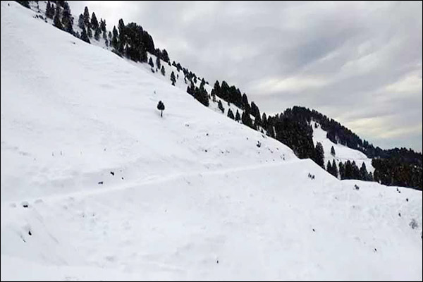 Military groom trapped in Kashmir snowfall and bride kept waiting Military groom trapped in Kashmir snowfall and bride kept waiting