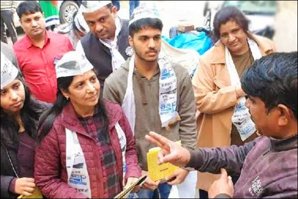 Delhi Assembly elections Kejriwal family is doing door to door campaign Delhi Assembly elections Kejriwal family is doing door to door campaign