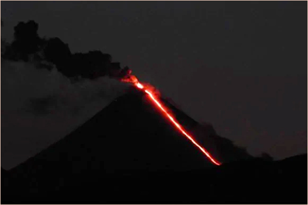 Alaska Shishaldin Volcano spews ash 28,000 feet above sea level Alaska Shishaldin Volcano spews ash 28,000 feet above sea level