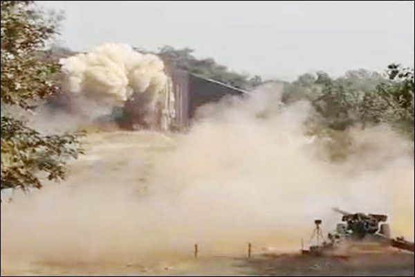 Sarang cannon being successfully tested for the first time in the LPR firing range of Khamaria Sarang cannon being successfully tested for the first time in the LPR firing range of Khamaria