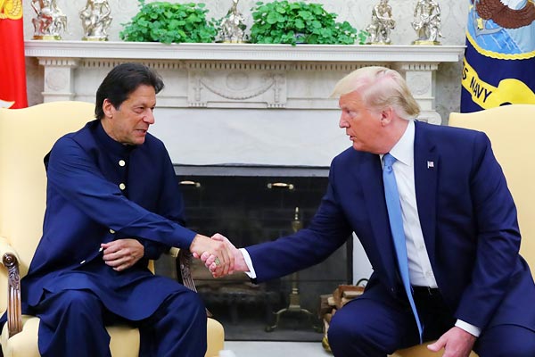 Donald Trump Discussing Kashmir Issue with Imran Khan Donald Trump Discussing Kashmir Issue with Imran Khan
