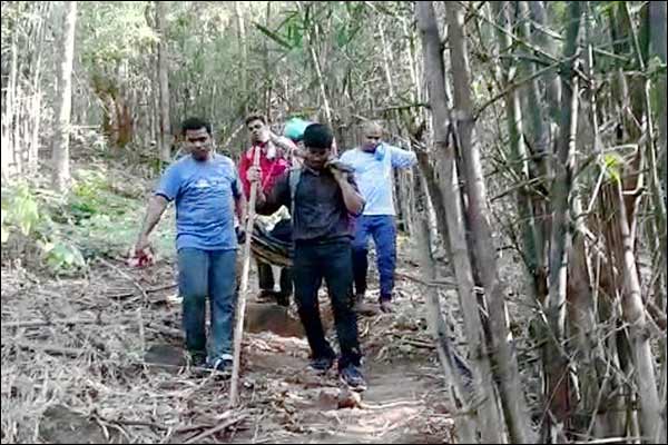 CRPF personnel carry pregnant woman on cot for 6 km in Chhattisgarh CRPF personnel carry pregnant woman on cot for 6 km in Chhattisgarh