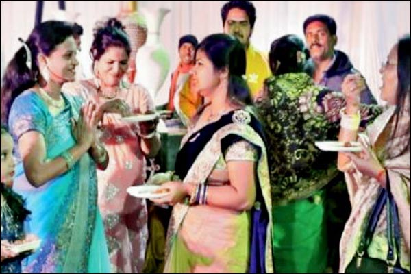 At the wedding, the bride side appealed to the guests not to throw jutan At the wedding, the bride side appealed to the guests not to throw jutan