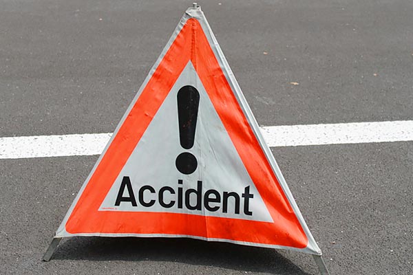 Yamuna Expressway road accident canter overturns 40 people injured Yamuna Expressway road accident canter overturns 40 people injured