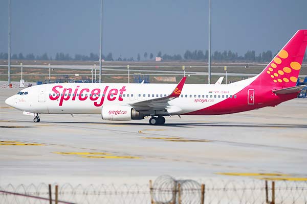 Two SpiceJet pilots damaging runway suspended by DGCA Two SpiceJet pilots damaging runway suspended by DGCA