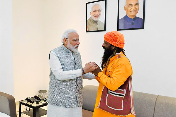 PM Modi meets rickshaw puller who invited him to daughter wedding PM Modi meets rickshaw puller who invited him to daughter wedding