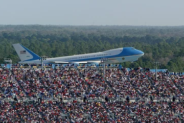 Trump campaign manager mistakenly shares the wrong photo Of Daytona 500 Trump campaign manager mistakenly shares the wrong photo Of Daytona 500