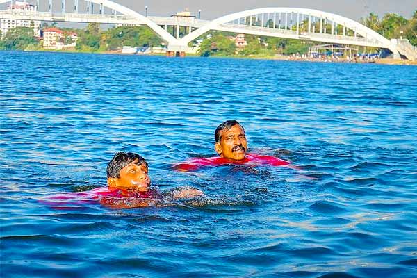Blind boy swims across the Periyar river Blind boy swims across the Periyar river