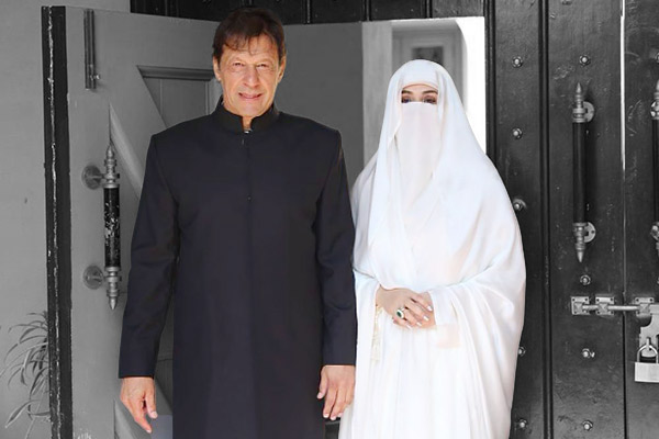 Pak PM Imran Khan wife forced to wash 20 officers Pak PM Imran Khan wife forced to wash 20 officers