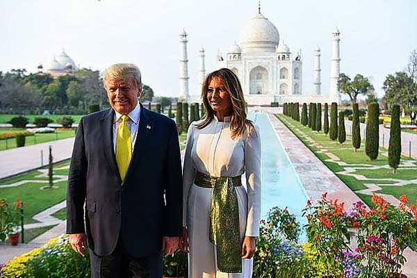 52-year-old props to 28-year-old Melania wearing a $ 1.5 million ring 52-year-old props to 28-year-old Melania wearing a $ 1.5 million ring