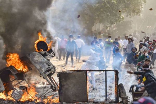 Stoning started again in Maujpur-Brahmapuri vehicles being blown up police helpless Stoning started again in Maujpur-Brahmapuri vehicles being blown up police helpless