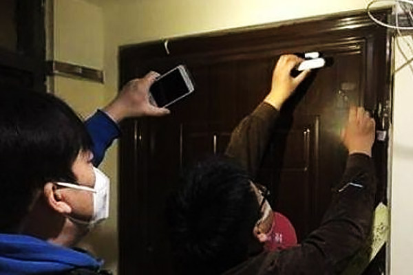 Chinese officials using electric door seals to lock Coronavirus affected people in Chinese officials using electric door seals to lock Coronavirus affected people in