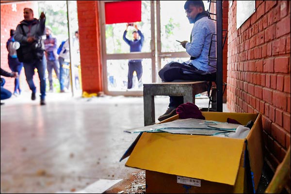 JNU warns students union against providing shelter to Delhi violence victims on campus JNU warns students union against providing shelter to Delhi violence victims on campus
