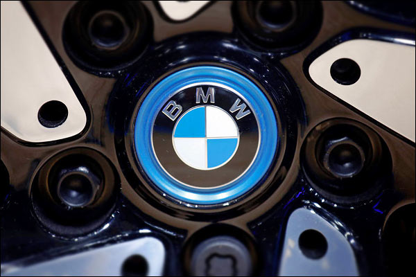 Drunk Man Driving BMW Stops to Urinate in Noida Miscreants Flee With His Car Drunk Man Driving BMW Stops to Urinate in Noida Miscreants Flee With His Car