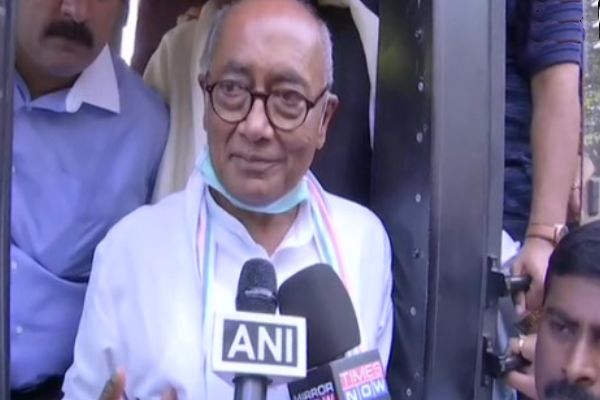 Digvijaya Singh detained after he tries to meet rebel Congress MLAs at Bengaluru hotel Digvijaya Singh detained after he tries to meet rebel Congress MLAs at Bengaluru hotel