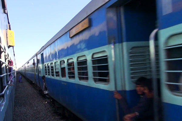 Indian railways offers 100 percent refund to all customers after cancelling trains Indian railways offers 100 percent refund to all customers after cancelling trains