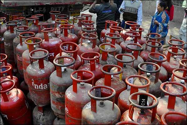 LPG cheaper by Rs 61 per cylinder Indore included in 16 hotspots in the country LPG cheaper by Rs 61 per cylinder Indore included in 16 hotspots in the country