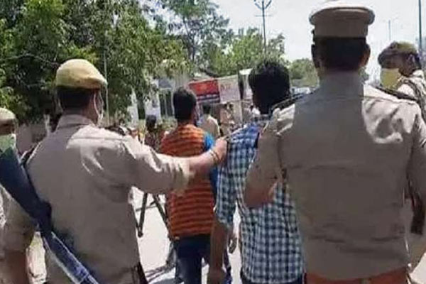 UP Police Team Attacked While Trying To Enforce Lockdown In Bareilly UP Police Team Attacked While Trying To Enforce Lockdown In Bareilly