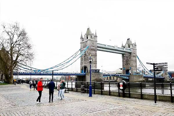 UK extends lockdown as death toll rose to 13,729 and COVID-19 positive cases soar up to 1 lakh UK extends lockdown as death toll rose to 13,729 and COVID-19 positive cases soar up to 1 lakh