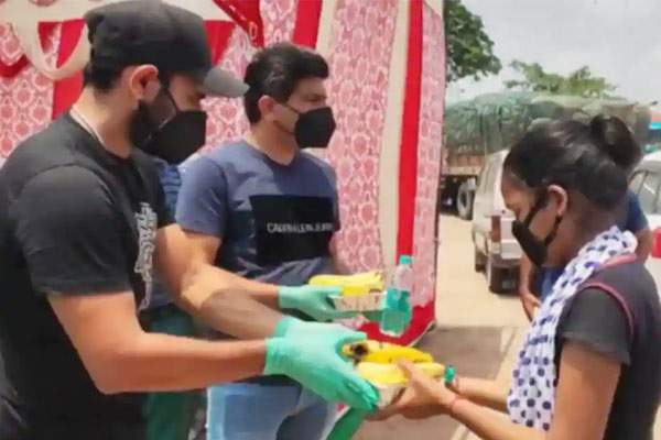 Mohammed Shami distributes food packets and masks in Uttar Pradesh to help migrant workers Mohammed Shami distributes food packets and masks in Uttar Pradesh to help migrant workers