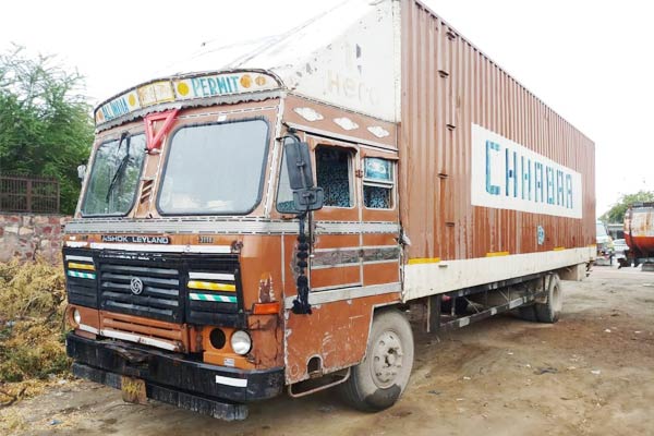 Six people died when a container rammed on the sidewalk in Agra Six people died when a container rammed on the sidewalk in Agra