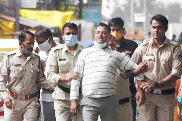 Vikas Dubey collapsing in encounter snatching arms from police and running away Vikas Dubey collapsing in encounter snatching arms from police and running away