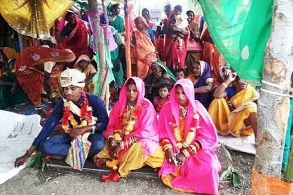 Man takes saat phere with girlfriend and bride chosen by parents in same mandap Man takes saat phere with girlfriend and bride chosen by parents in same mandap