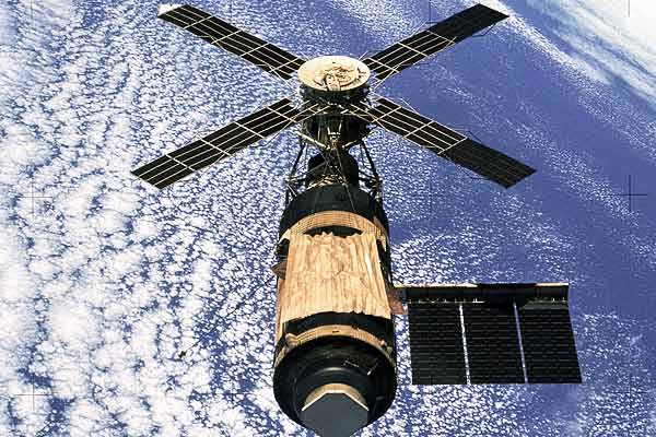 Today, in 1979 the US space laboratory Sky Lab fell to Earth Today, in 1979 the US space laboratory Sky Lab fell to Earth