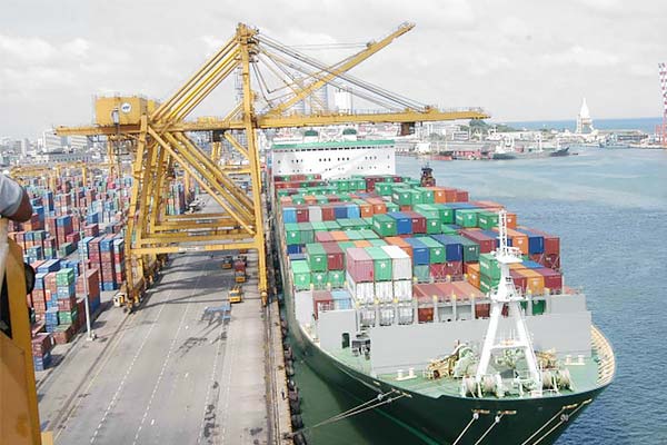 Angry workers went on strike to privatize Colombo Port Angry workers went on strike to privatize Colombo Port