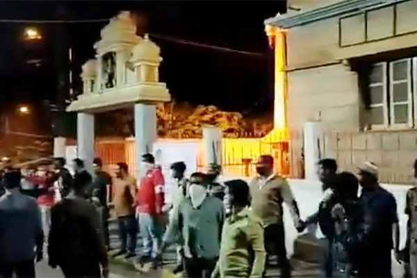 Muslims form human chain to save temple amid Bengaluru riots Muslims form human chain to save temple amid Bengaluru riots