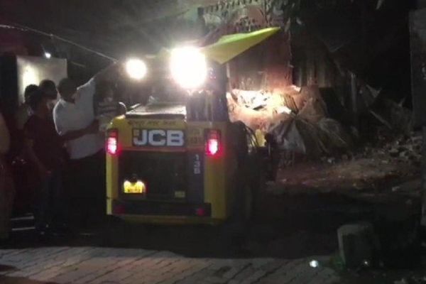 Four-storey house collapsed in Kanpur mother-daughter dead army engaged in rescue work Four-storey house collapsed in Kanpur mother-daughter dead army engaged in rescue work